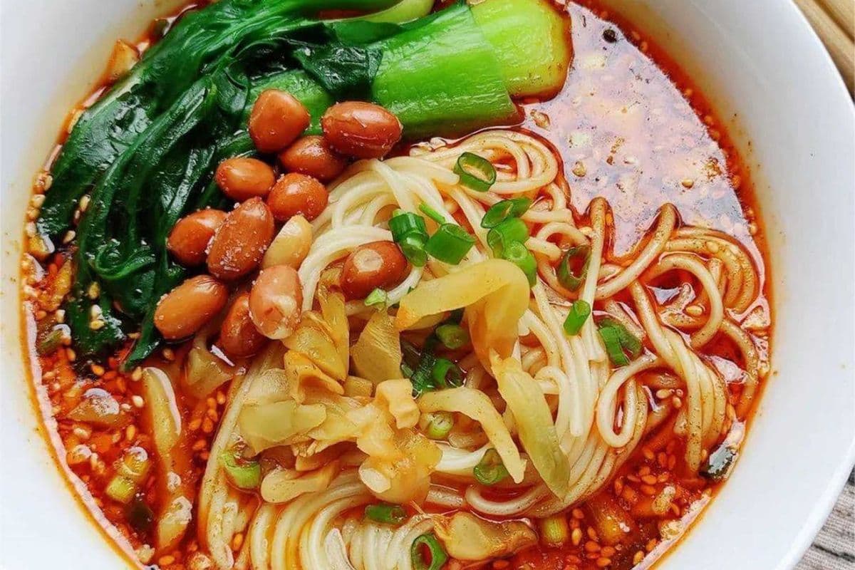 A1 Hot spicy noodles (VEG)(重庆小面)