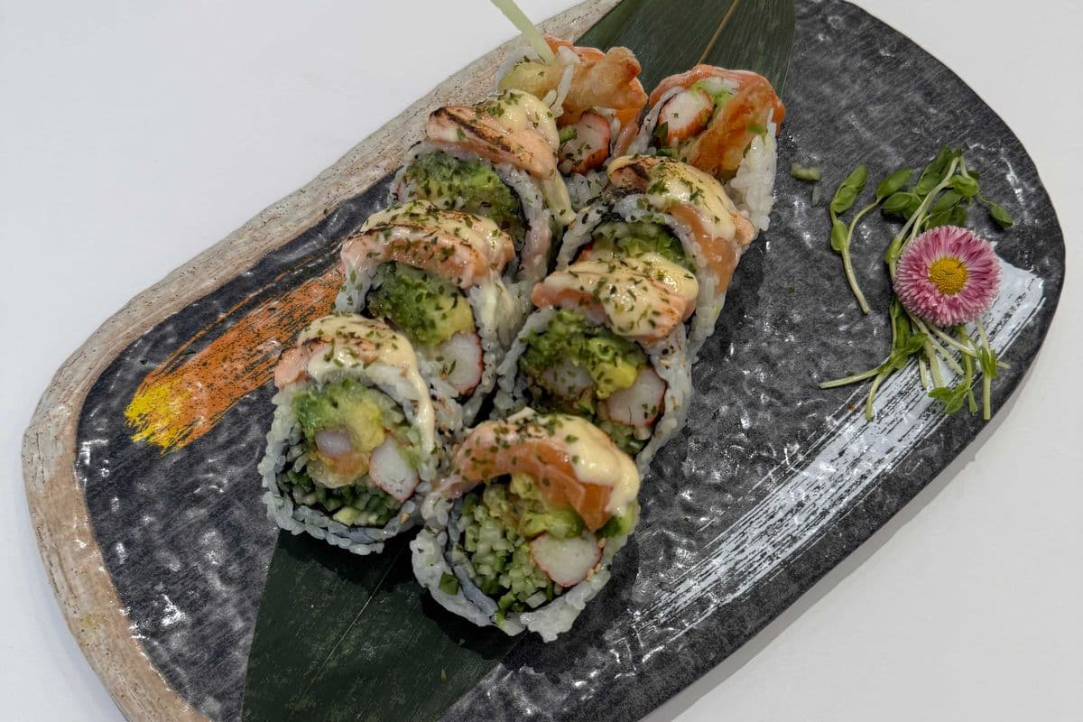 SR1. Torched Salmon Dragon Roll (8pcs) 炙燒三文魚龍卷