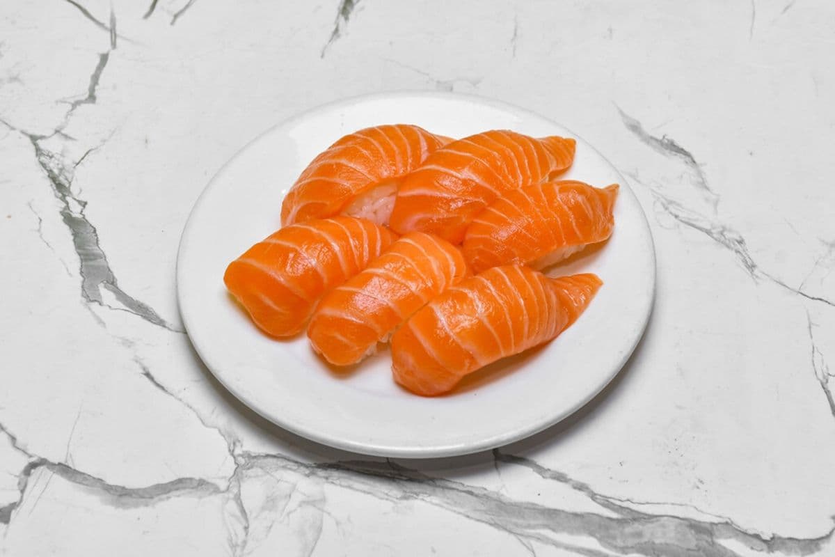 F1. Salmon Sushi (6 pcs)