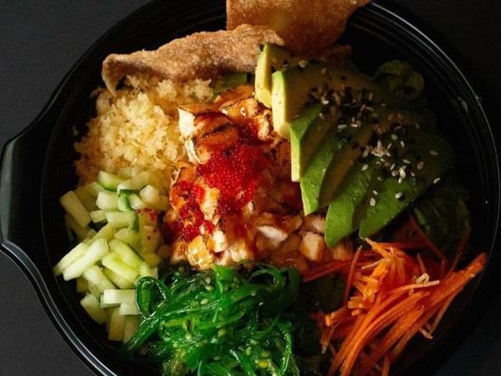 Bol de poké au saumon flambé