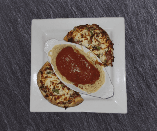 Pizza avec spaghetti