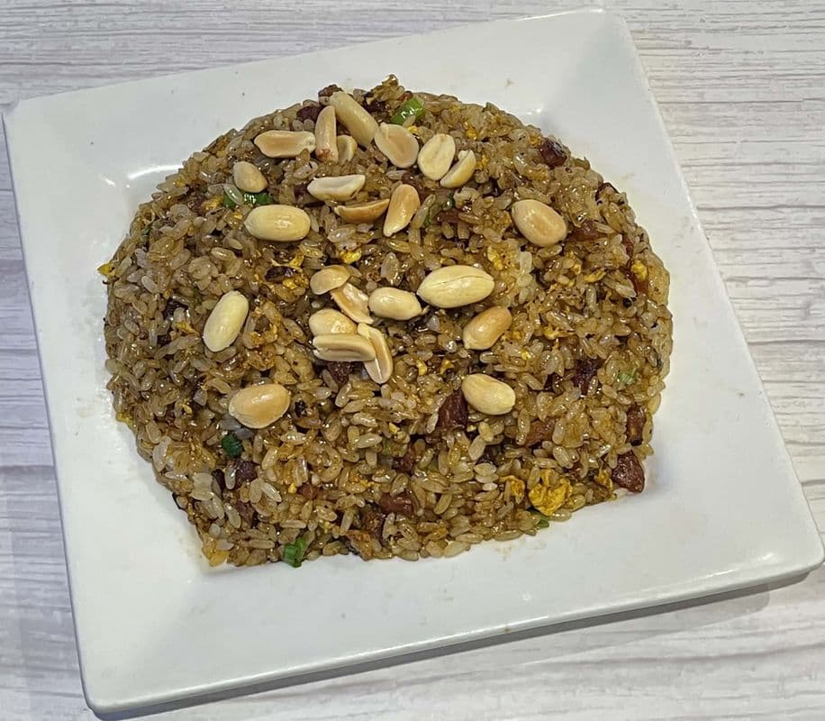 Sticky Fried Rice with Chinese Sausages and Peanuts / 生炒臘味糯米飯 (例)