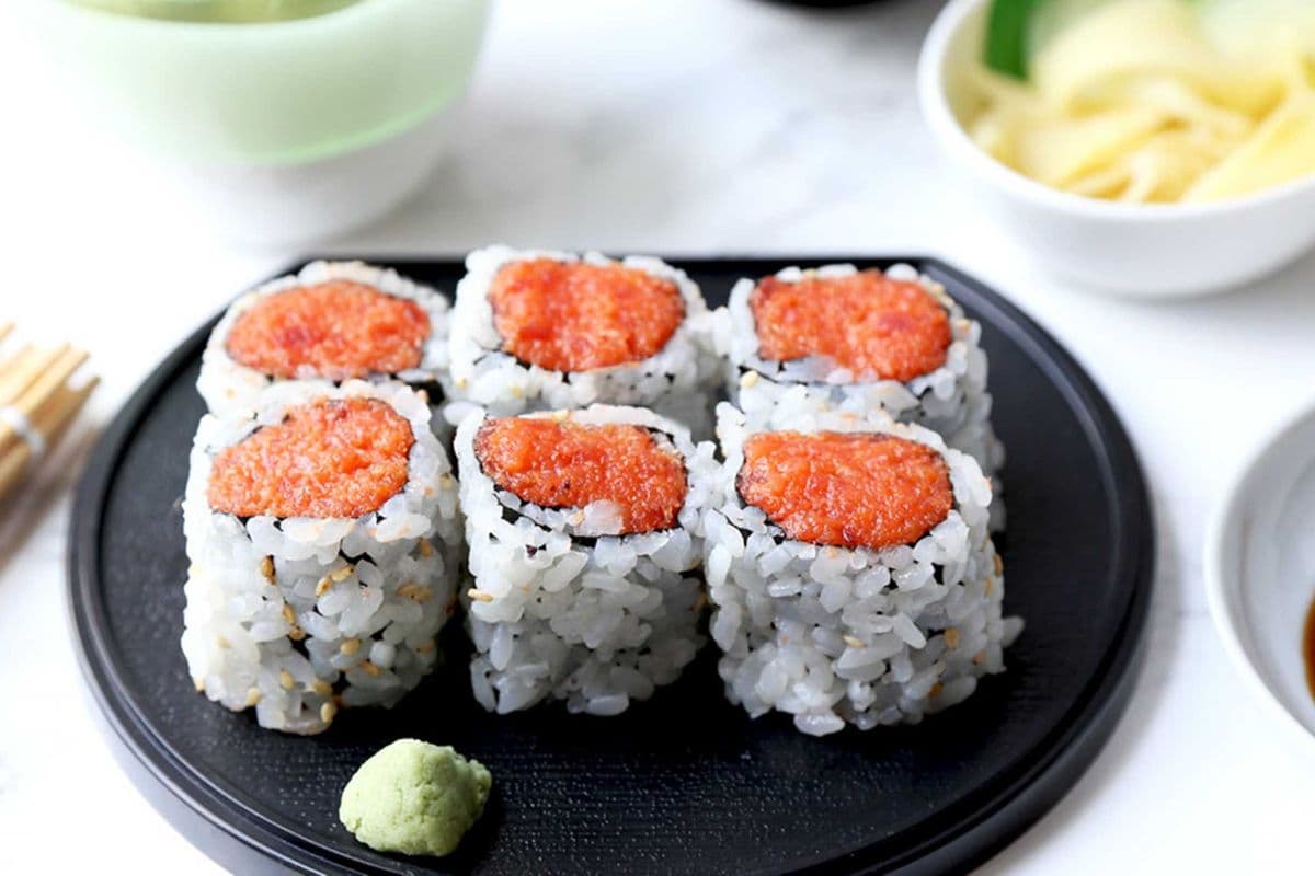 73. Spicy Tuna Maki Roll (6 pcs)