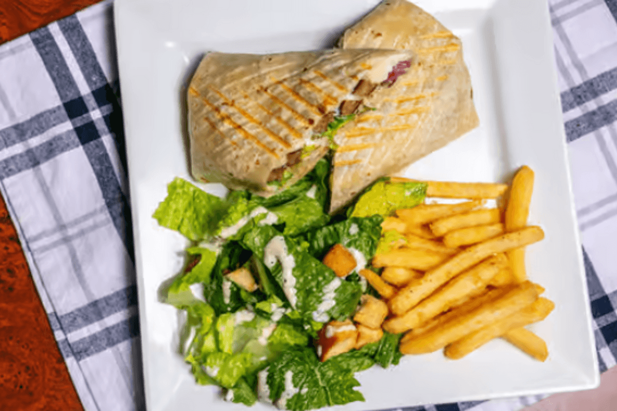 Wrap végétarien avec frites / Vegetarian Wrap Trio with Fries