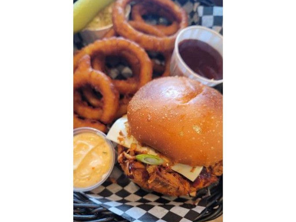 Burger Porc effiloché fumé BBQ aux oignons croustillants