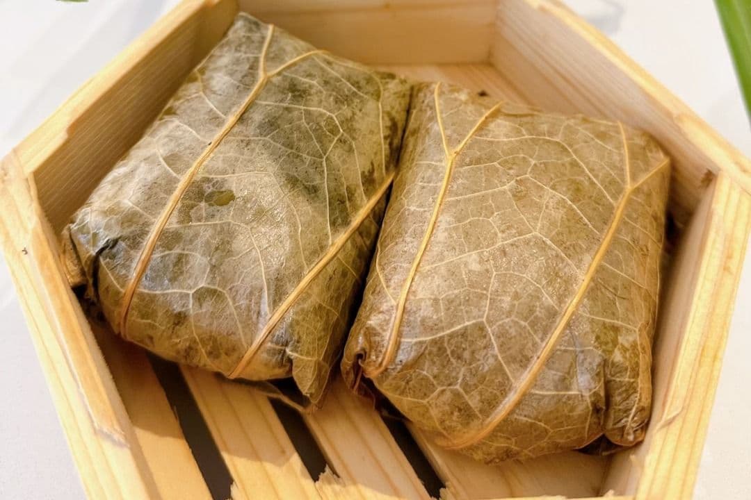D07. Minced Chicken in Lotus Leaf Wrap 糯米鸡