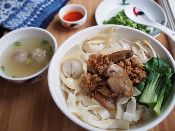 Kwetiau Ayam - Flat Rice Noodles