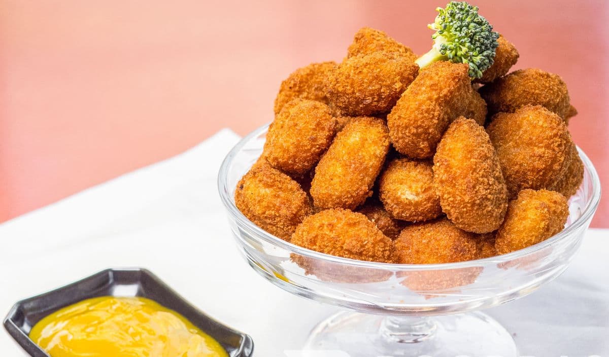 Popcorn Chicken Combo(20 pc, Fries, Gravy, pop)