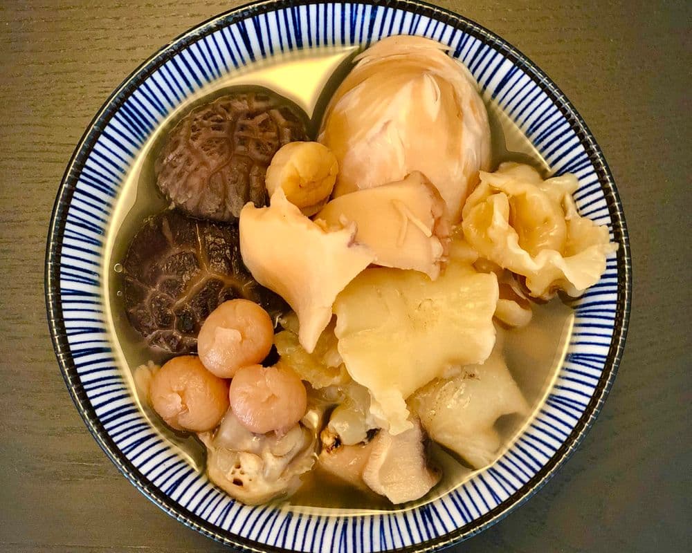 S16. Chicken Soup with Fish Maw & Conch (800 ml)