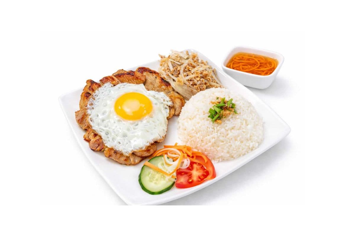C33. Cơm Sườn / Gà, Bì, Trứng | Grill Meat Combo