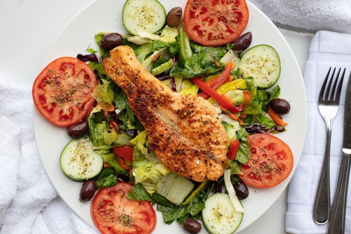 Salade du chef avec saumon grillé / Chef Salad with Grilled Salmon