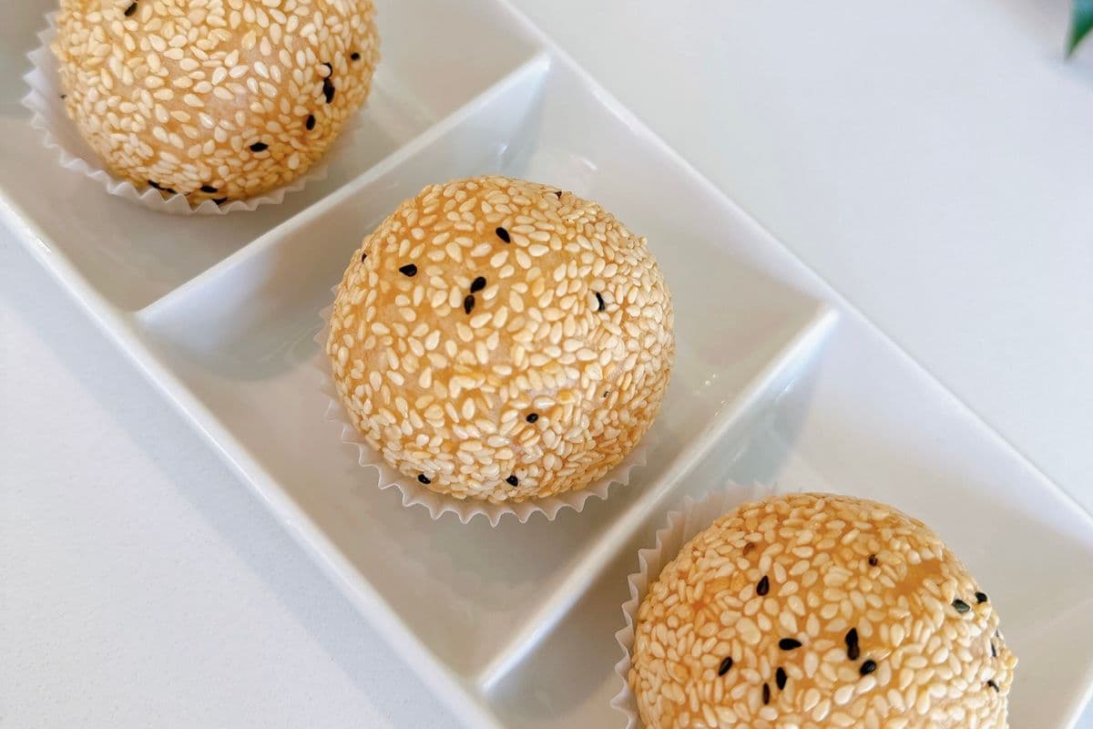 D17. Egg Yolk Sesame Ball 金沙煎堆
