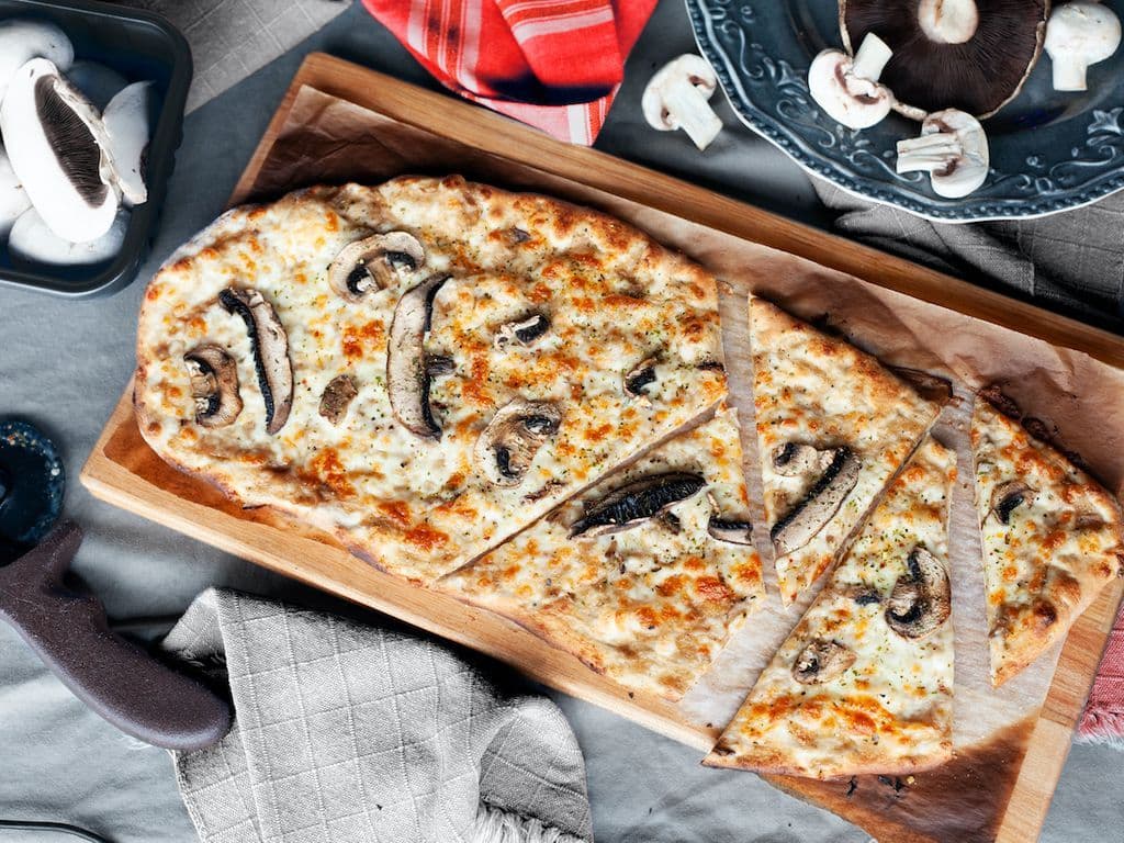 Pizza Champignons et truffe / Mushrooms and Truffle Oil Pizza