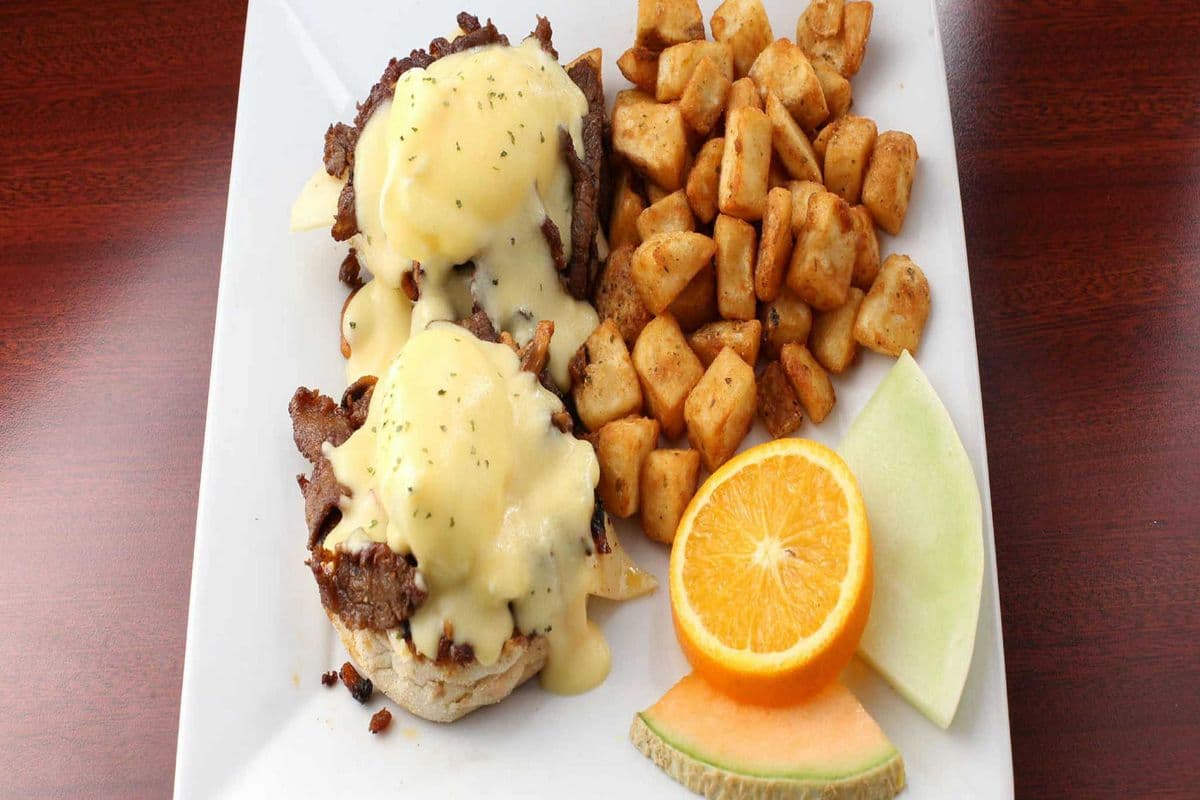 Oeufs bénédictines au steak, champignons et fromage suisse