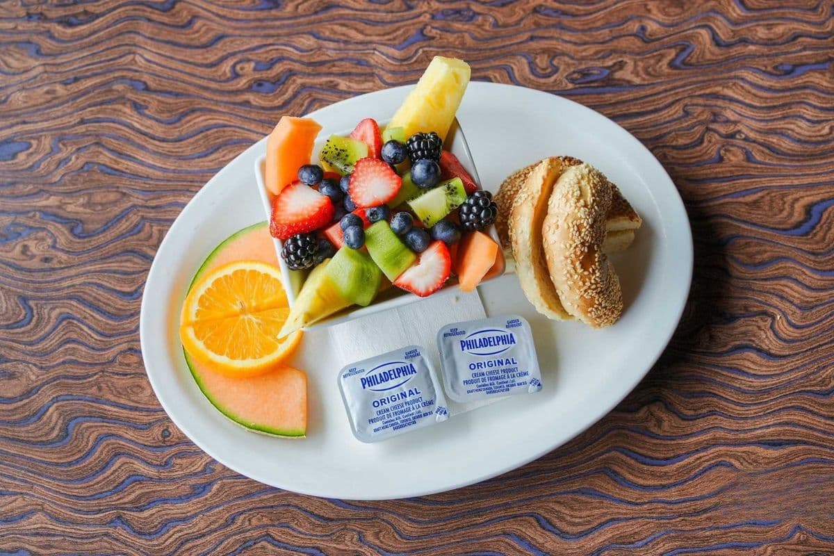 Bagel et bol de fruits / Bagel and Bowl of Fruit