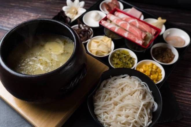 Rice Noodle Soup with Shredded Pork and Pickled Cabbage Sauce (酸菜肉末米线)