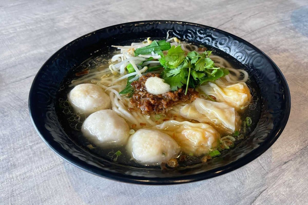 A22. Taiwanese style Fuzhou Fish Balls & Wontons Noodle Soup