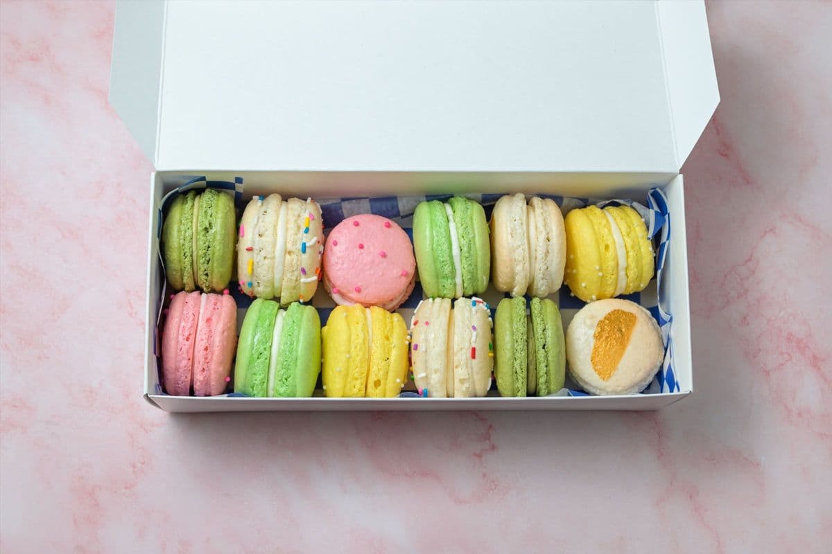 12 Macarons