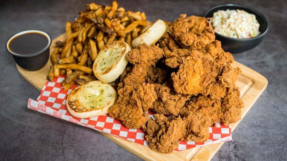 Douze morceaux de poulet frit / Twelve Pieces Of Fried Chicken
