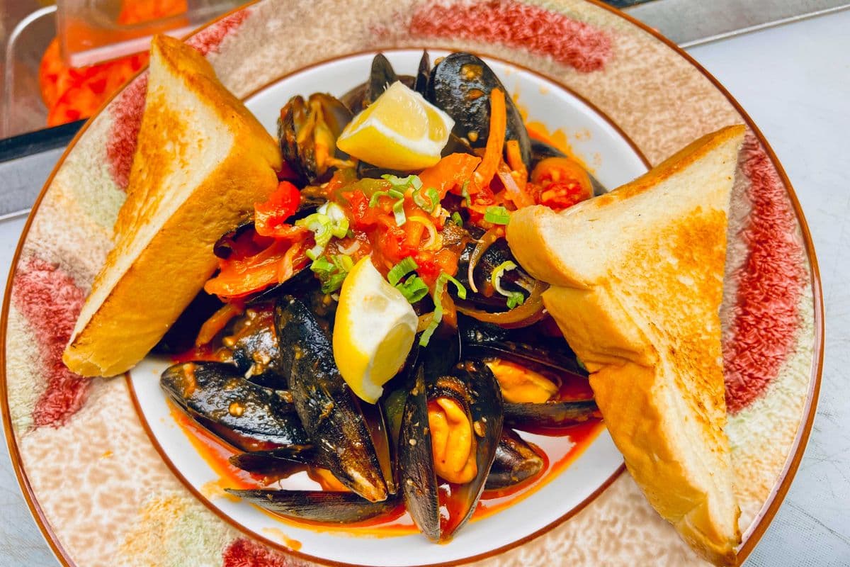 Steamed Mussel with White Wine Tomato Sauce