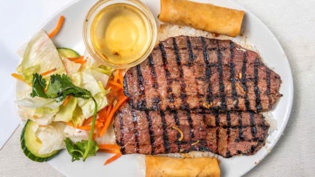 Boeuf grillé à la citronnelle et rouleaux impériaux / Grilled Lemon Grass Beef and Imperial Rolls
