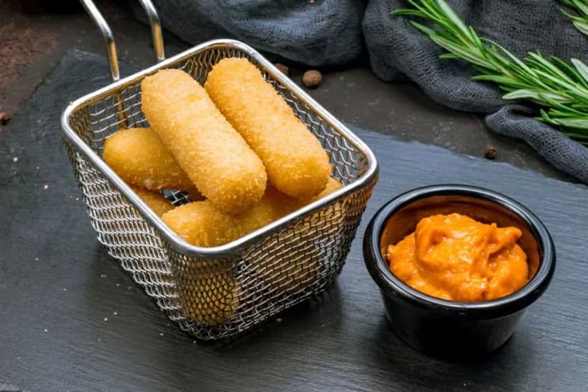 Mozzarella Sticks (8 pcs)