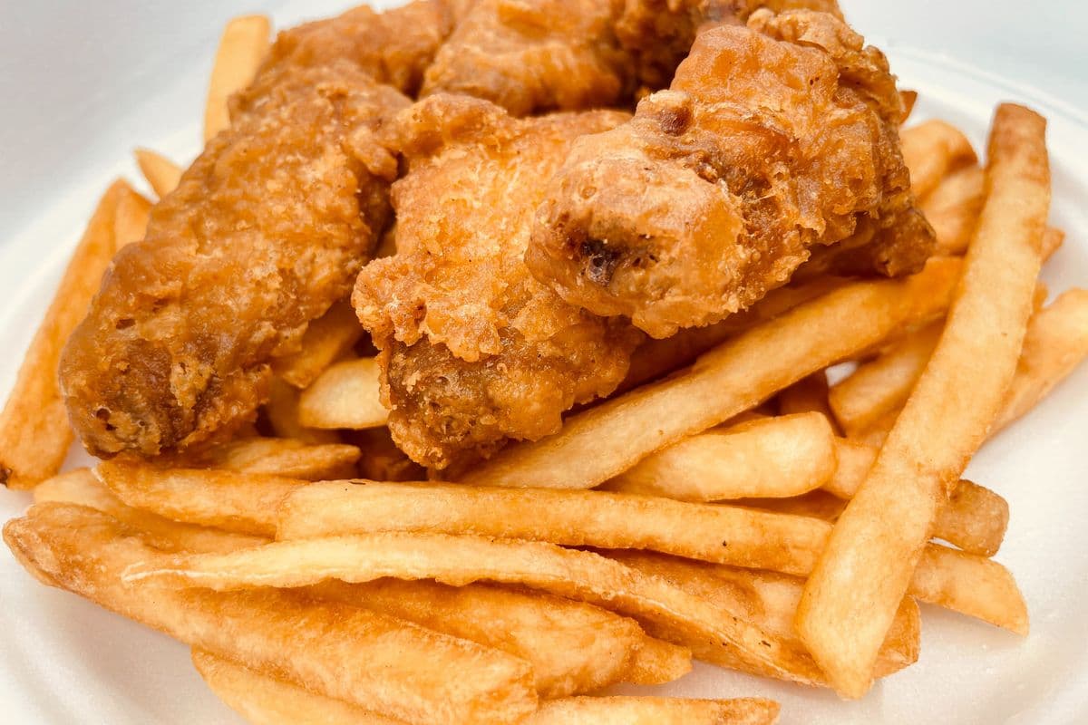 #2. Ailes de Poulet avec frites / Chicken Wings with French Fries (6 pcs)
