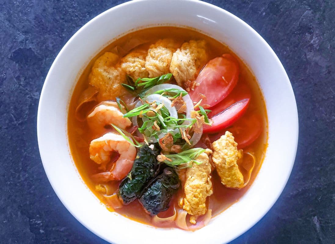 N25. Hải Phòng Seafood and Pork Betel Leaf with Flat Brown Noodle (Bánh Đa Cua Hải Phòng Chả Thịt Heo Nướng Lá Lốt)