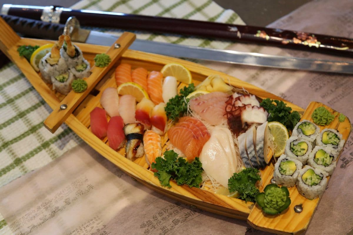 Sushi Sashimi and Roll Boat A ( 40 pcs)