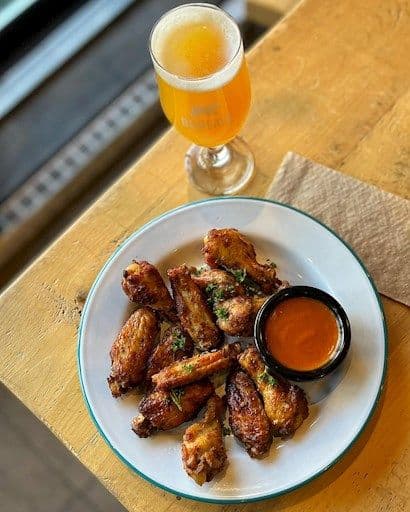 Ailes de poulet rôti et sauce Buffalo au beurre (12)