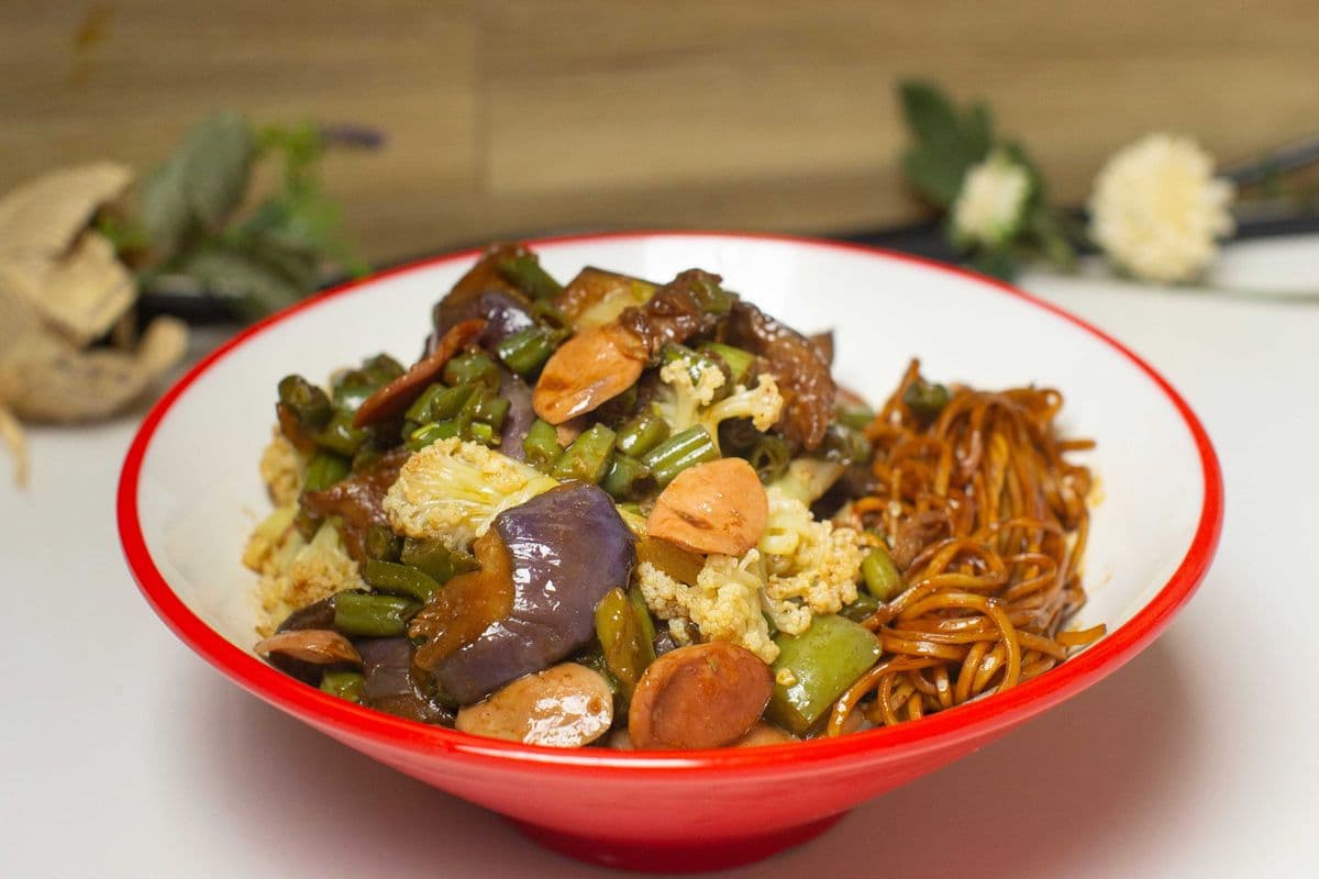 E6】Stir-fried sausage with eggplant,kidney bean on dry noodles热狗肠炒茄子拌川(拌面)