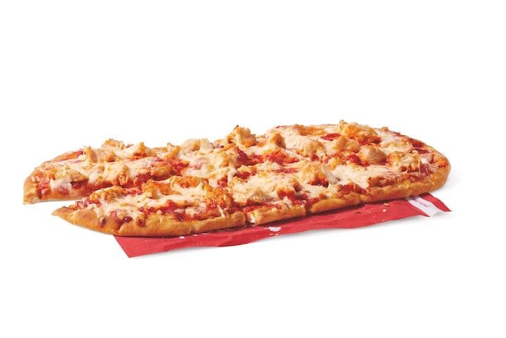 Pizza sur pain plat au poulet parmesan