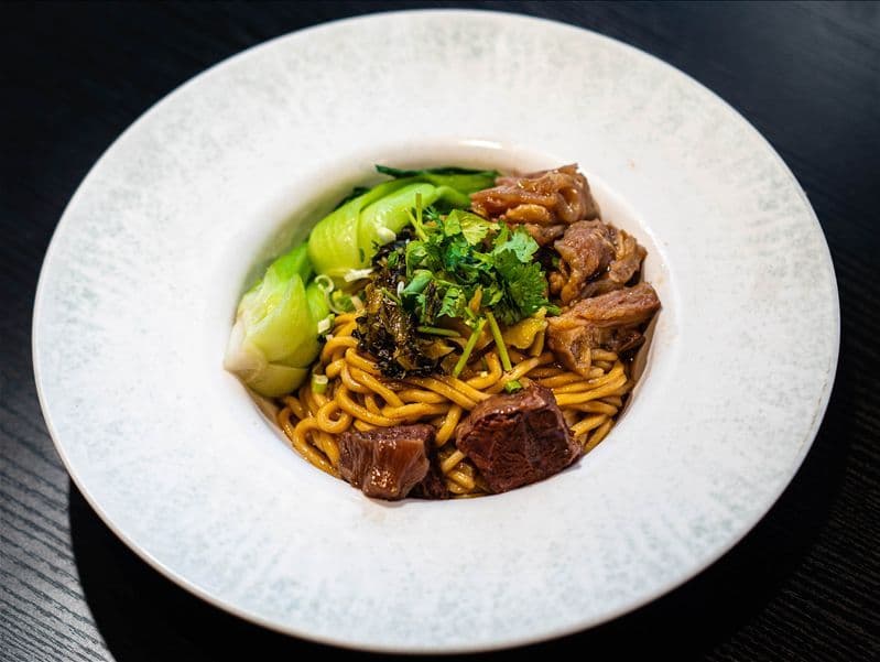 Combo F04 Spicy Beef Shank Dry Noodle (Spicy)(Peanut) F04 香辣牛肉乾拌麵(辣)(含花生) 配菜套餐