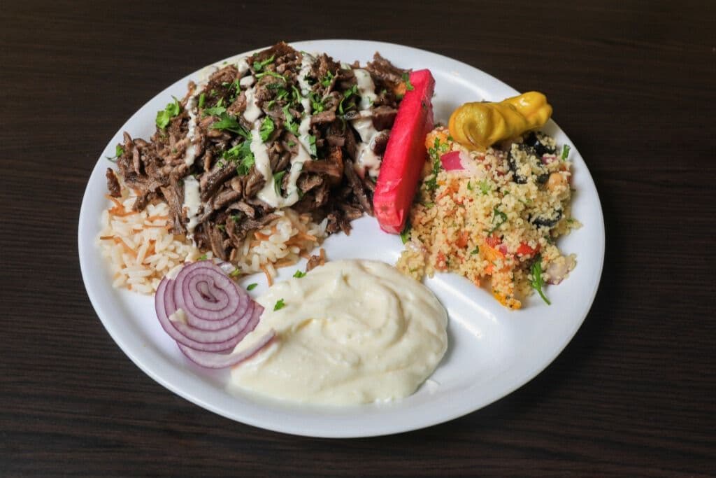 Assiette shawarma boeuf et une salade