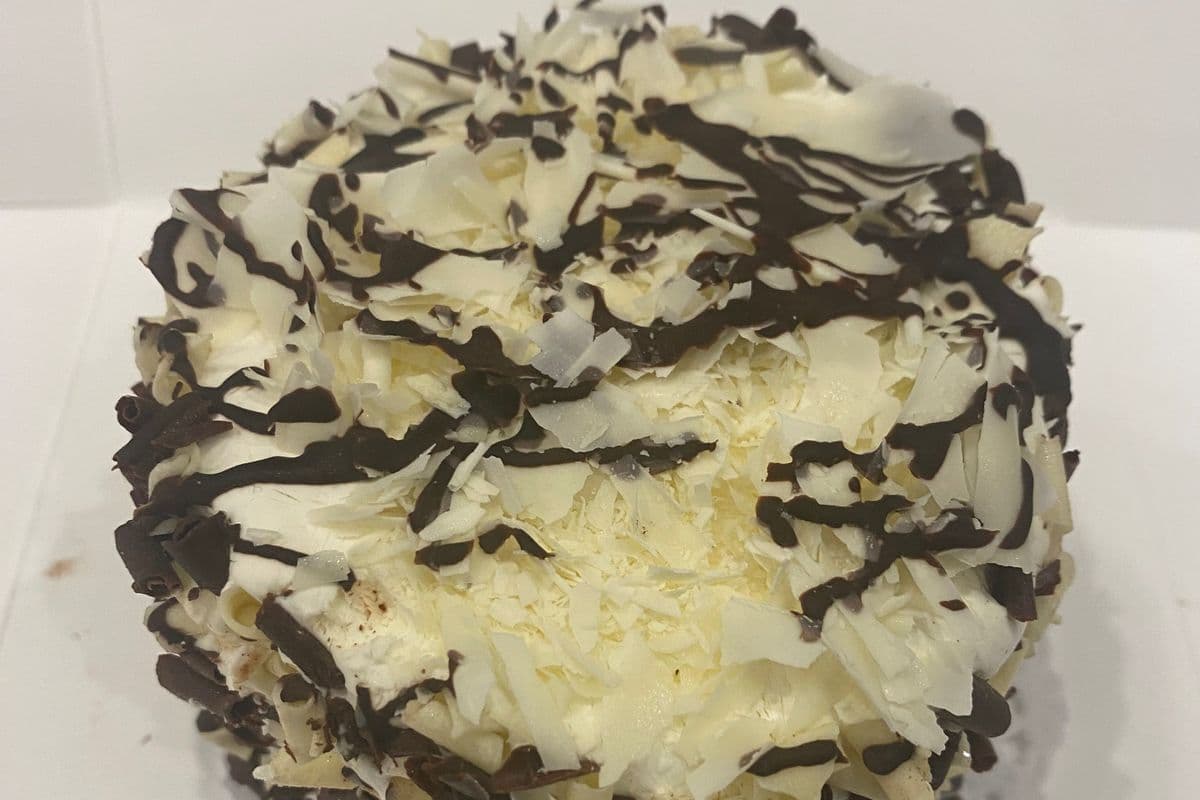 White chocolate strawberry cake (4")