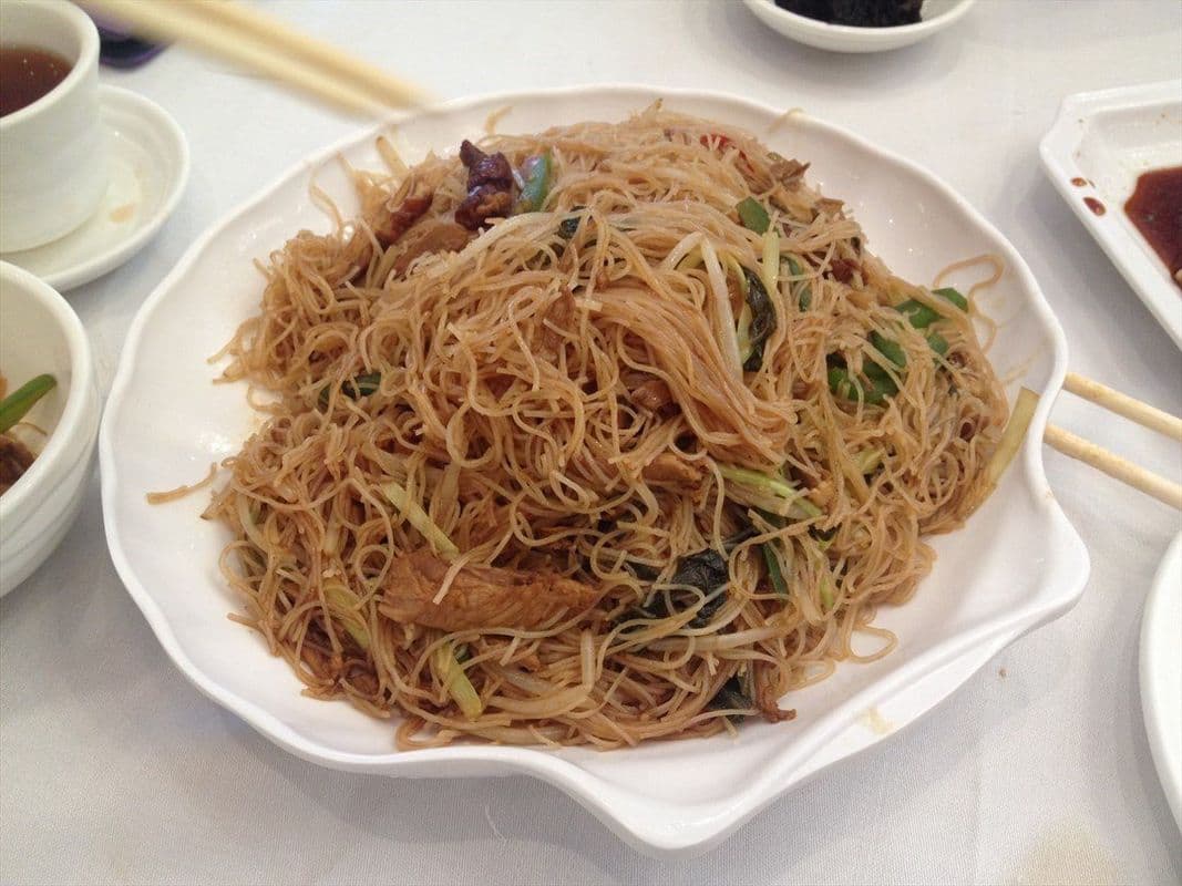 Pan Fried Vermicelli with Pork Toro in Maggi Soy Sauce / 美極豬頸肉炒米粉