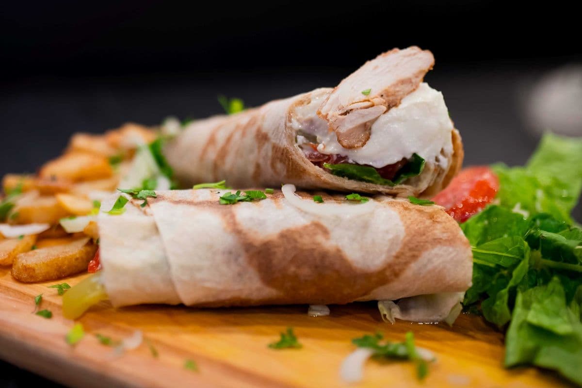 Sandwich Saj Chicken Plate = fries & salade\\\\\ Sandwich saj poulet En Plat & frite & salade