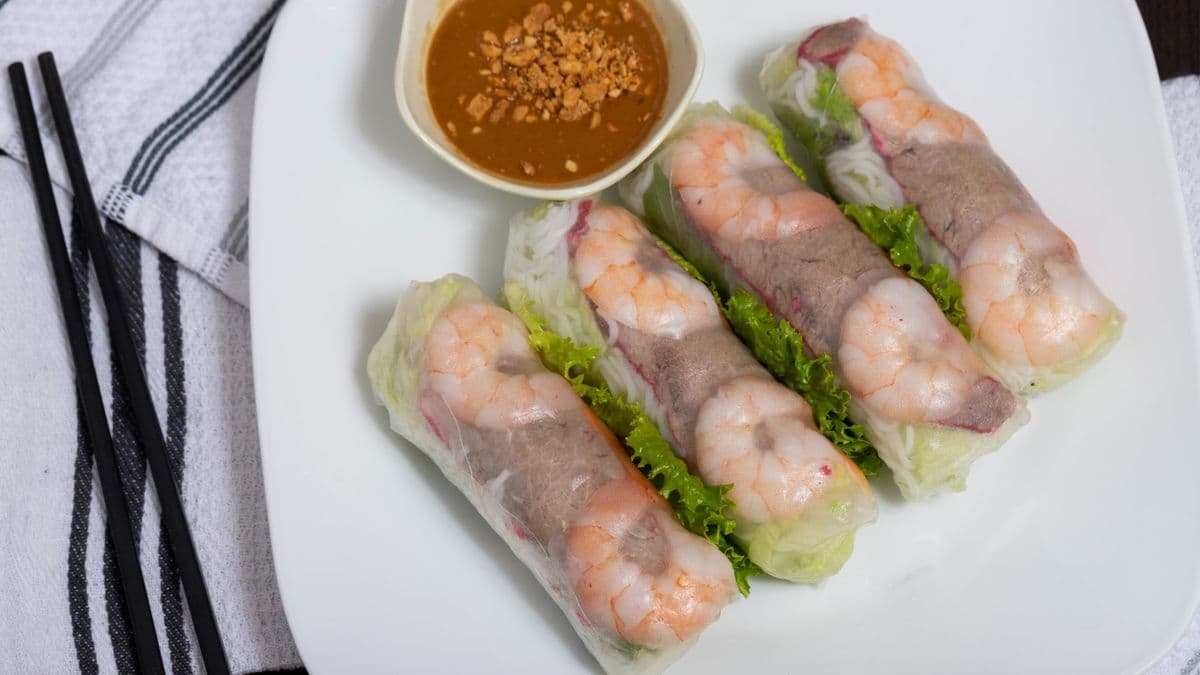4. Shrimp and BBQ Pork Salad Rolls (4 pcs)