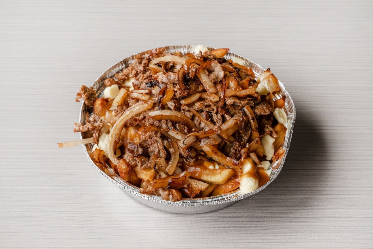 Poutine philly steak et oignons frits / Steak Philly Poutine and Fried Onions
