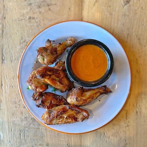 Ailes de poulet rôti et sauce Buffalo au beurre (6)