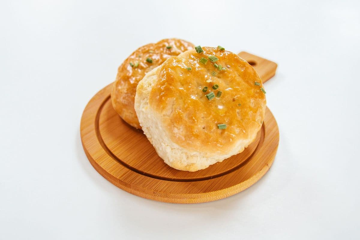 Maple Chive Biscuit (189 Cal)