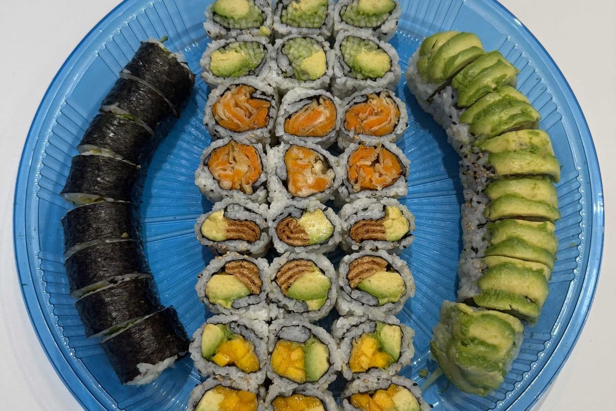 P20. Assorted Vegetarian Rolls (40 pcs) 素菜卷拼盤