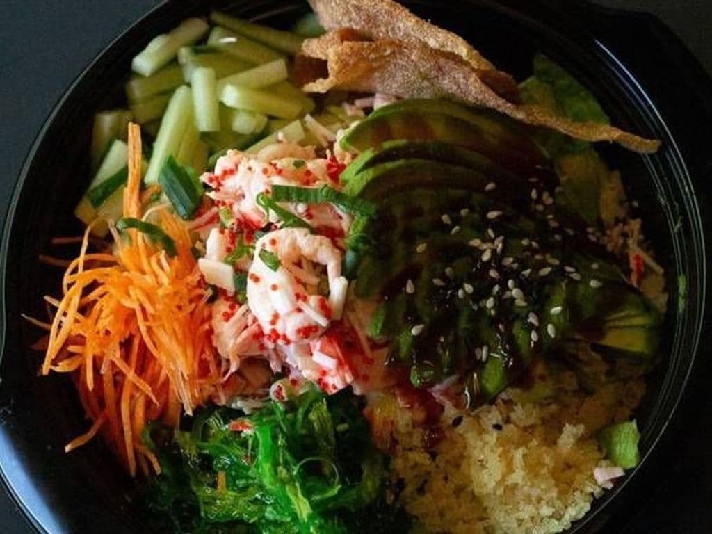 Bol de poké aux crevettes et kanikama
