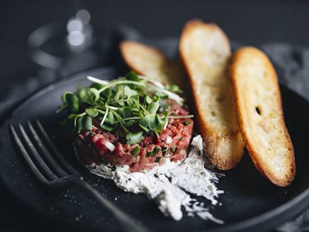 Tartare de bœuf (entrée) / Beef Tartar (Appetizer)