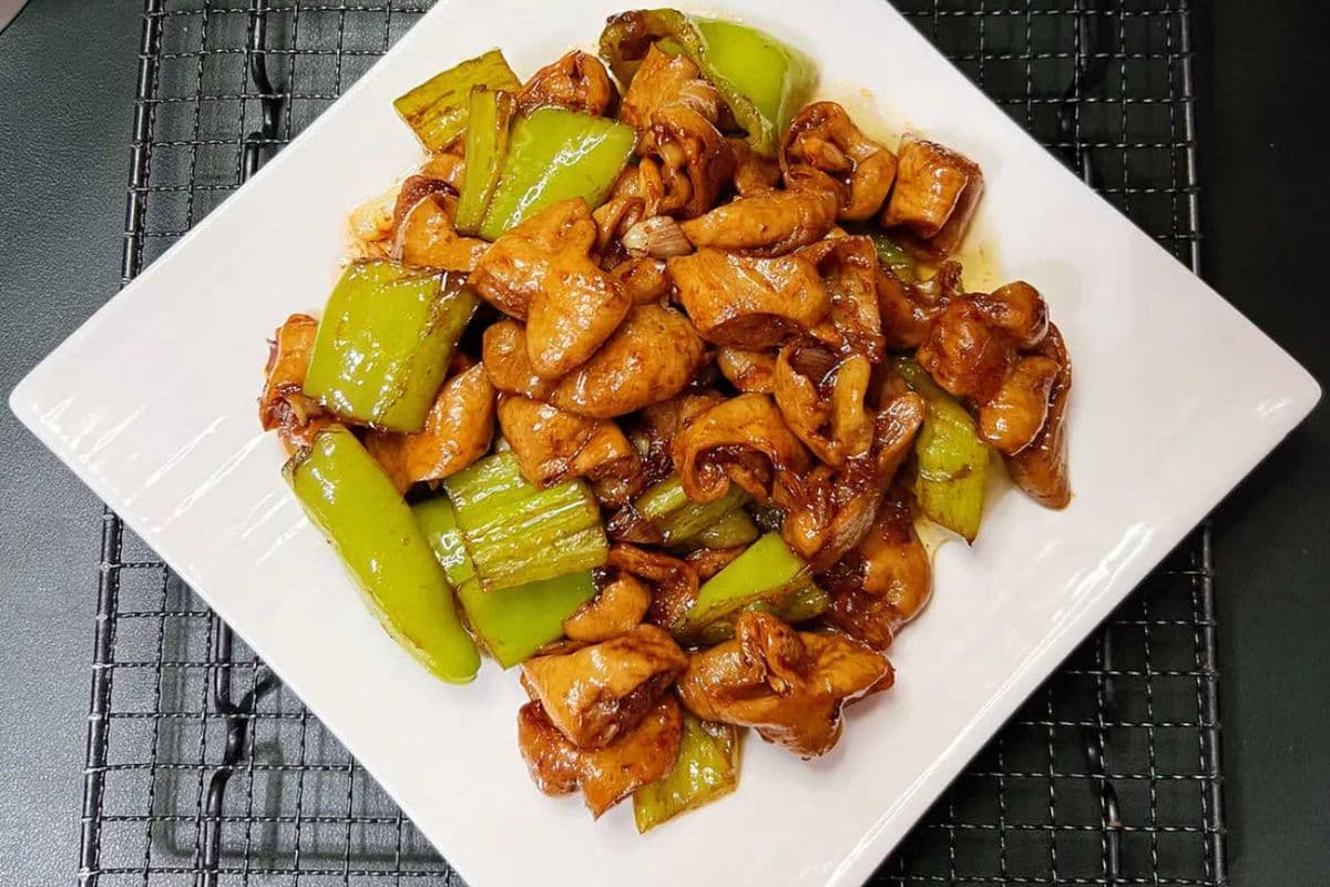Fried pork intestines with hot peppers 尖椒肥肠