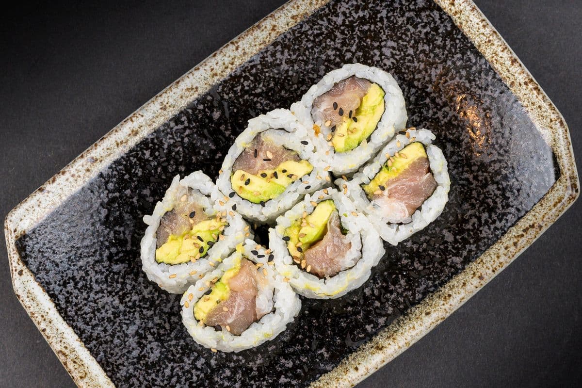 Tuna and Avocado Roll (8pcs)