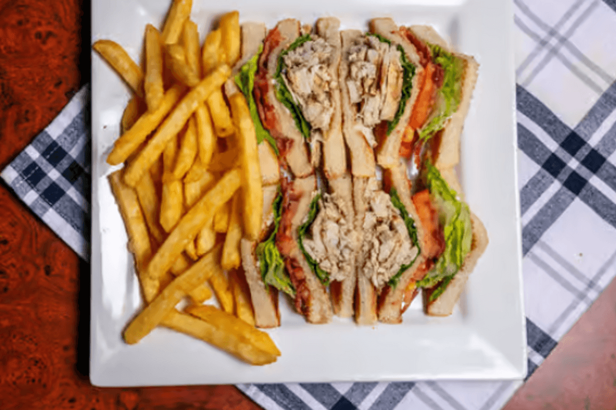 Club sandwich viande blanche avec frites / White Meat Club Sandwich with Fries