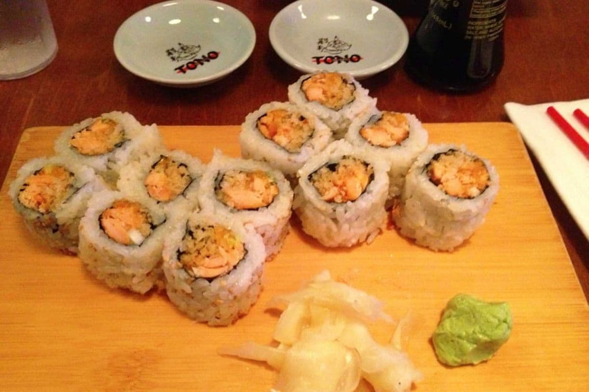 81. Spicy Grilled Salmon Maki Roll (6 pcs)