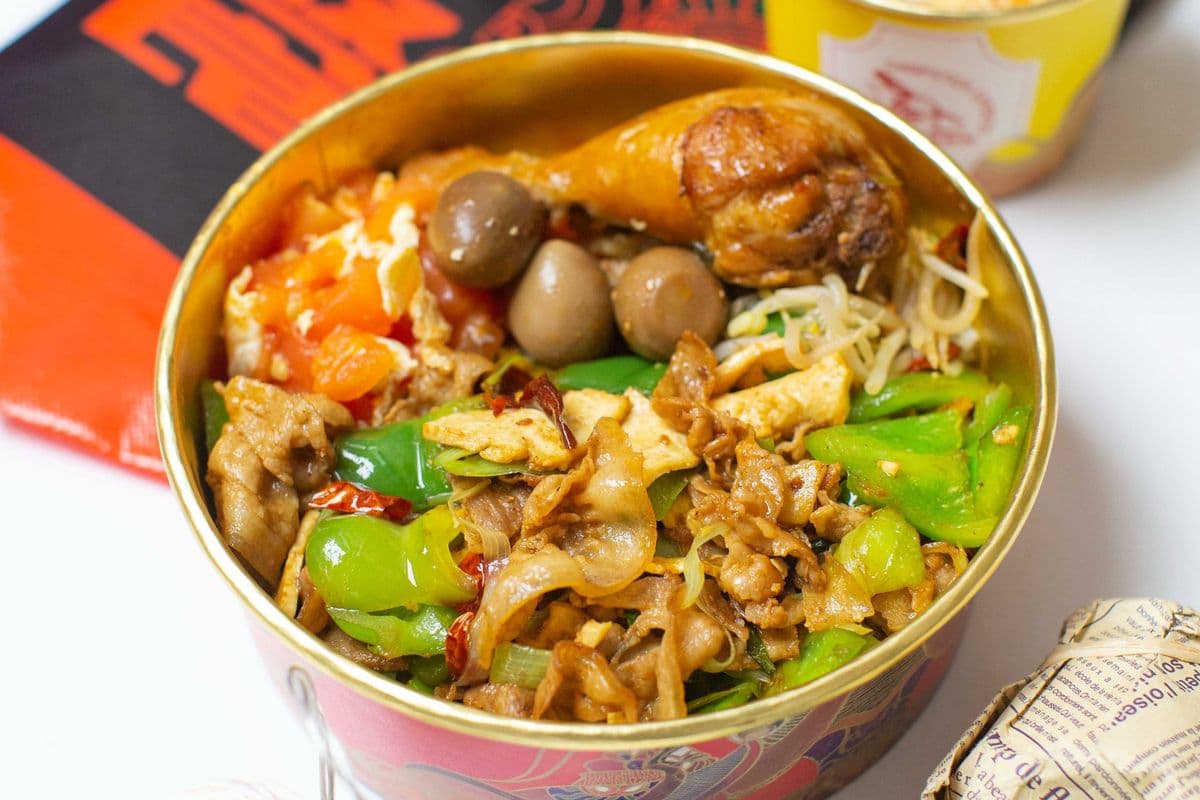 (C4)Stir-Fried Pork Belly with Green Pepper on Rice【辣椒爱上肉】盖码饭 (猪五花 螺丝椒 豆干)