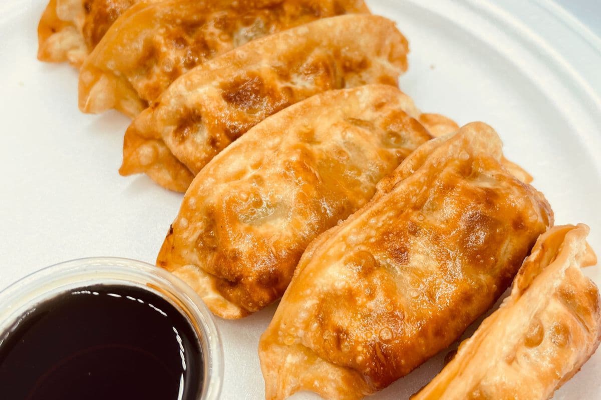 #4. Raviolis Poulet Frits / Fried Chicken Dumplings (6 pcs )